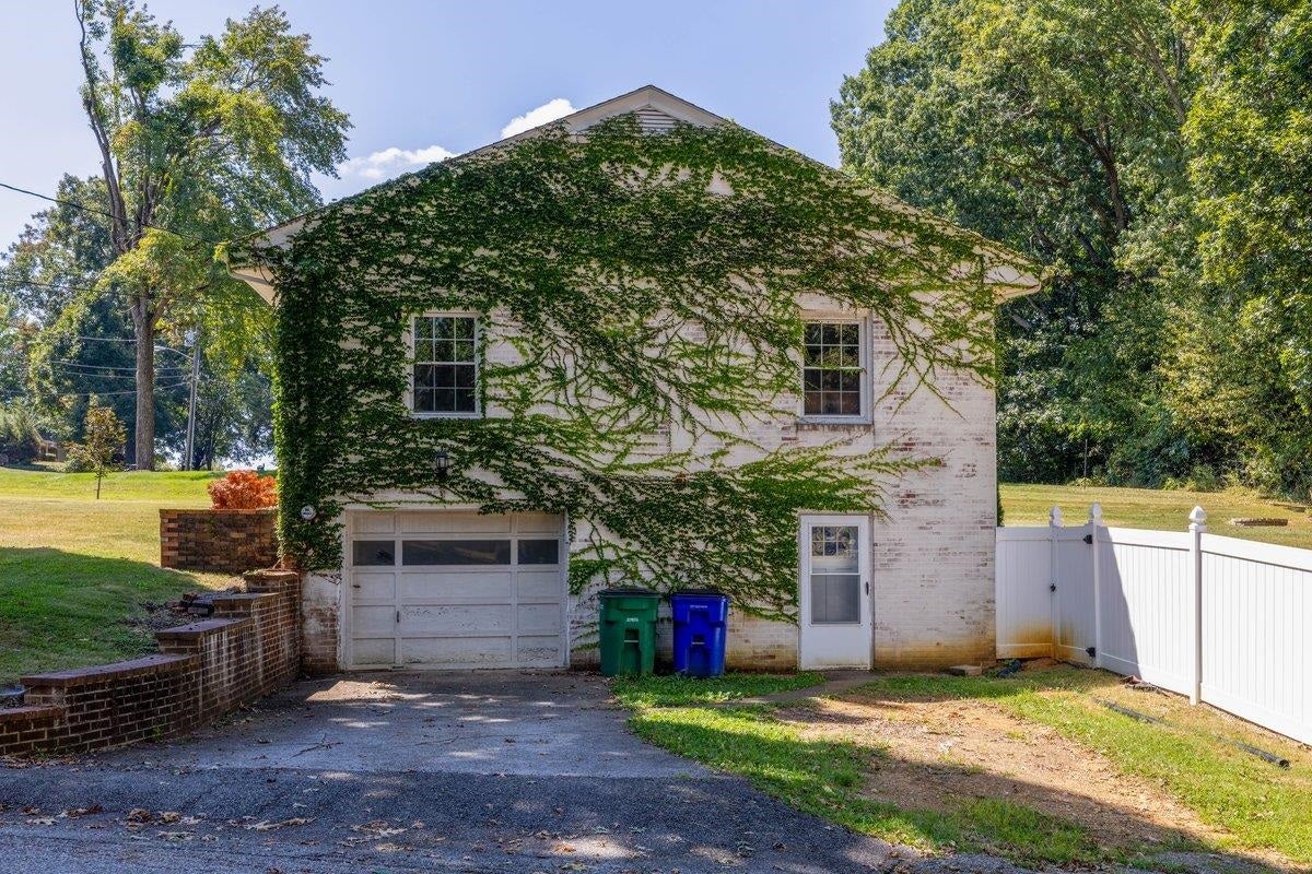 905 OAK Drive