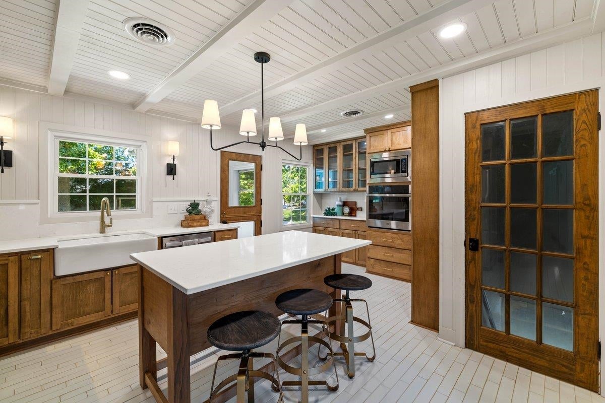 905 OAK Drive