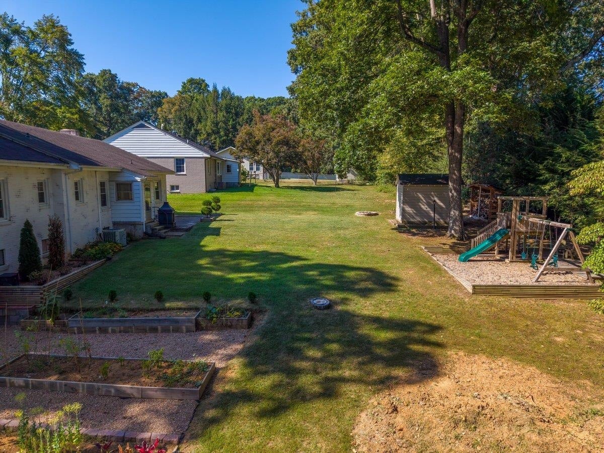 905 OAK Drive