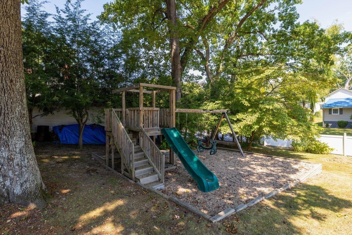905 OAK Drive