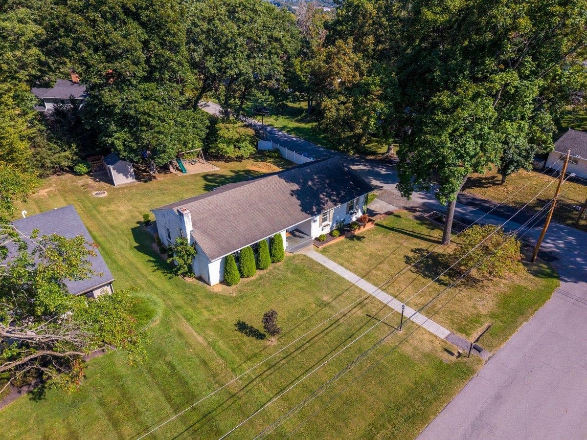 905 OAK Drive