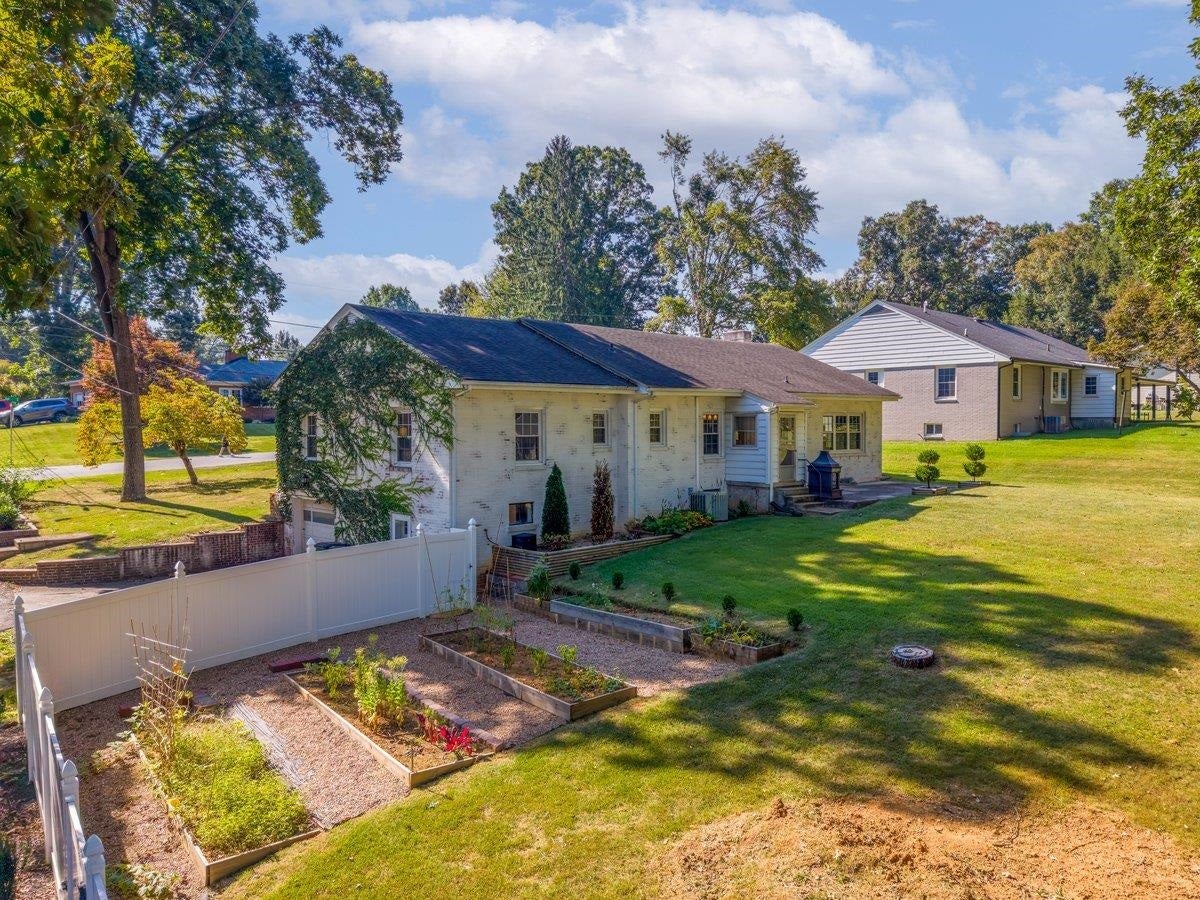 905 OAK Drive