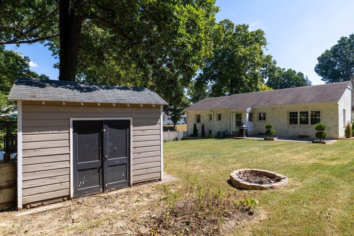905 OAK Drive