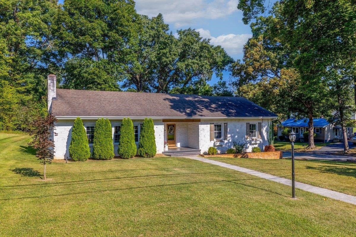 905 OAK Drive