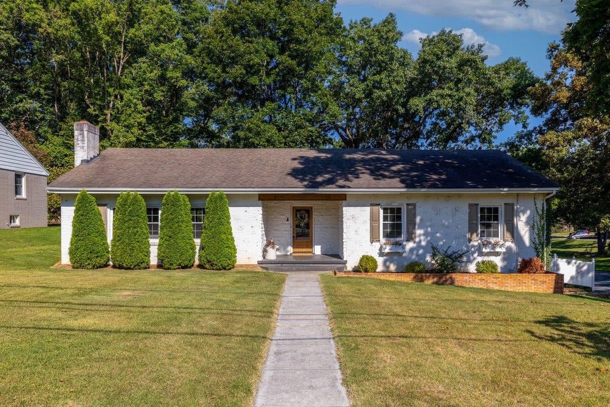 905 OAK Drive