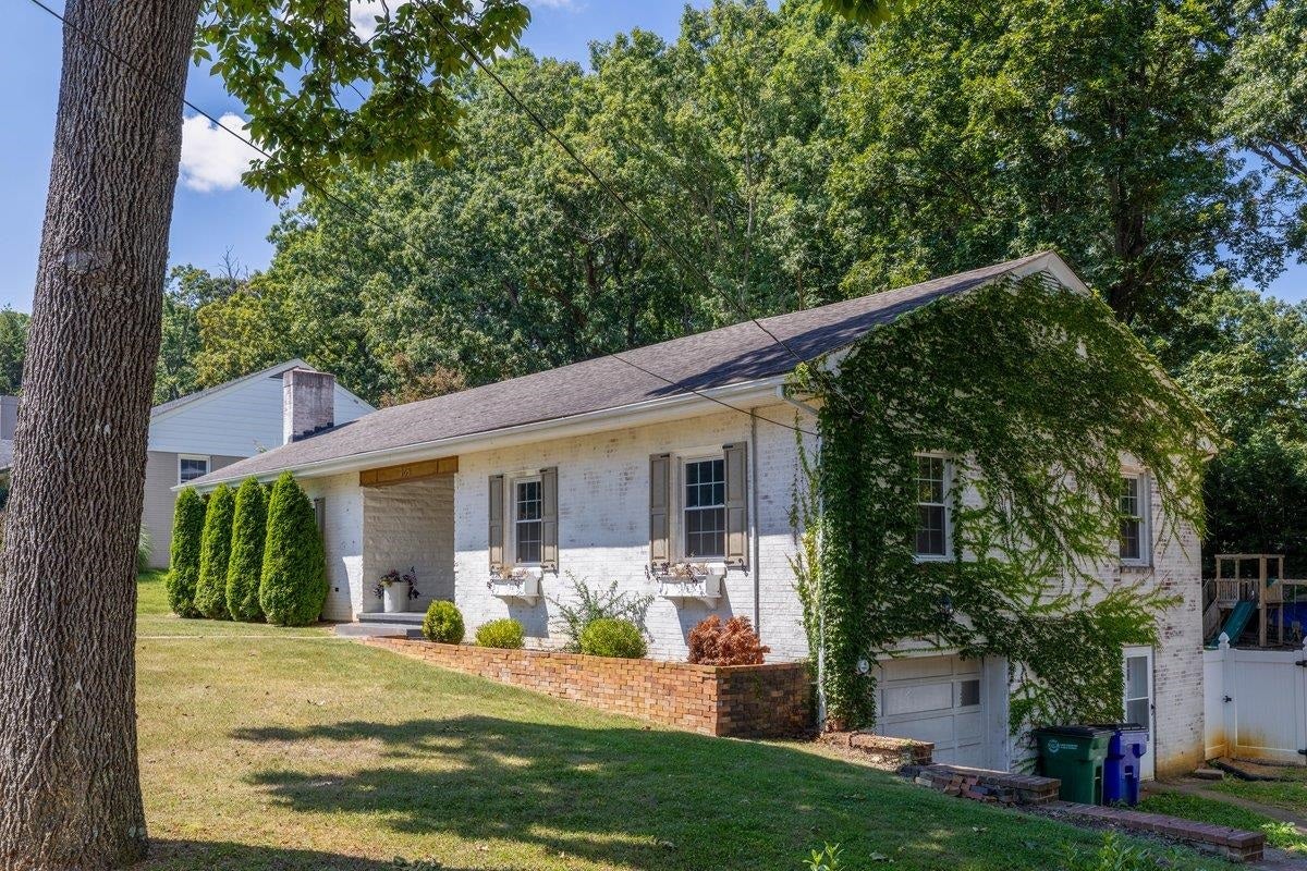 905 OAK Drive