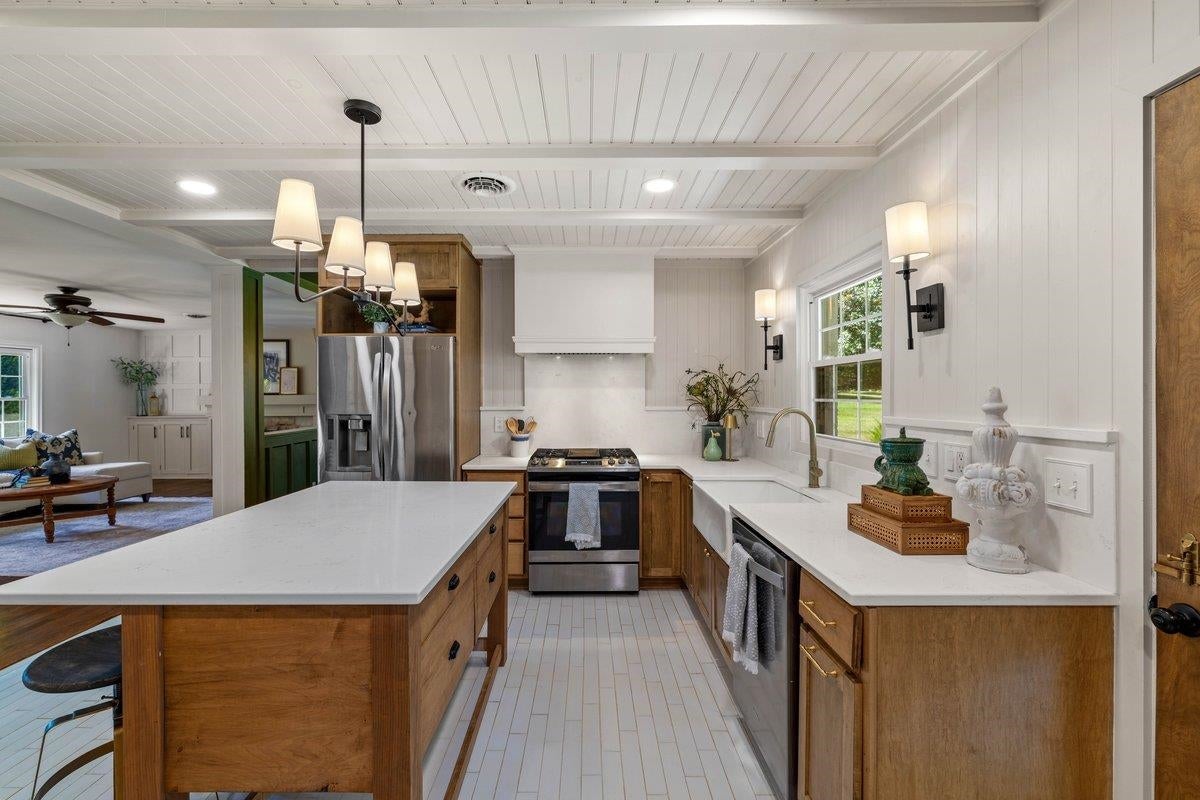 905 OAK Drive