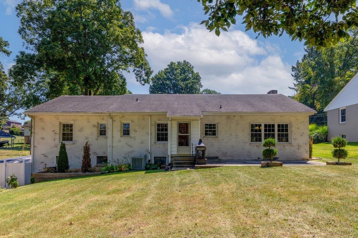 905 OAK Drive