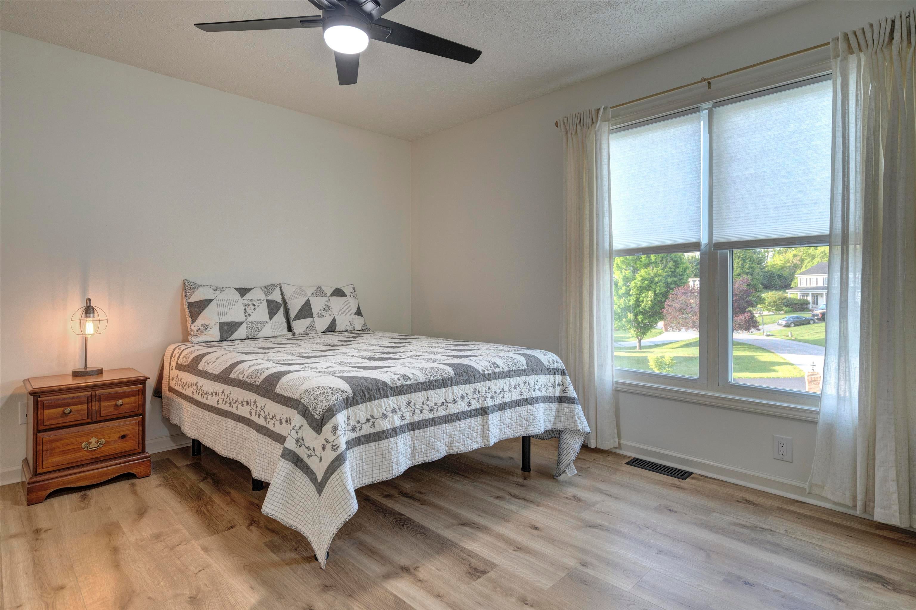 208 GLEN VIEW Lane