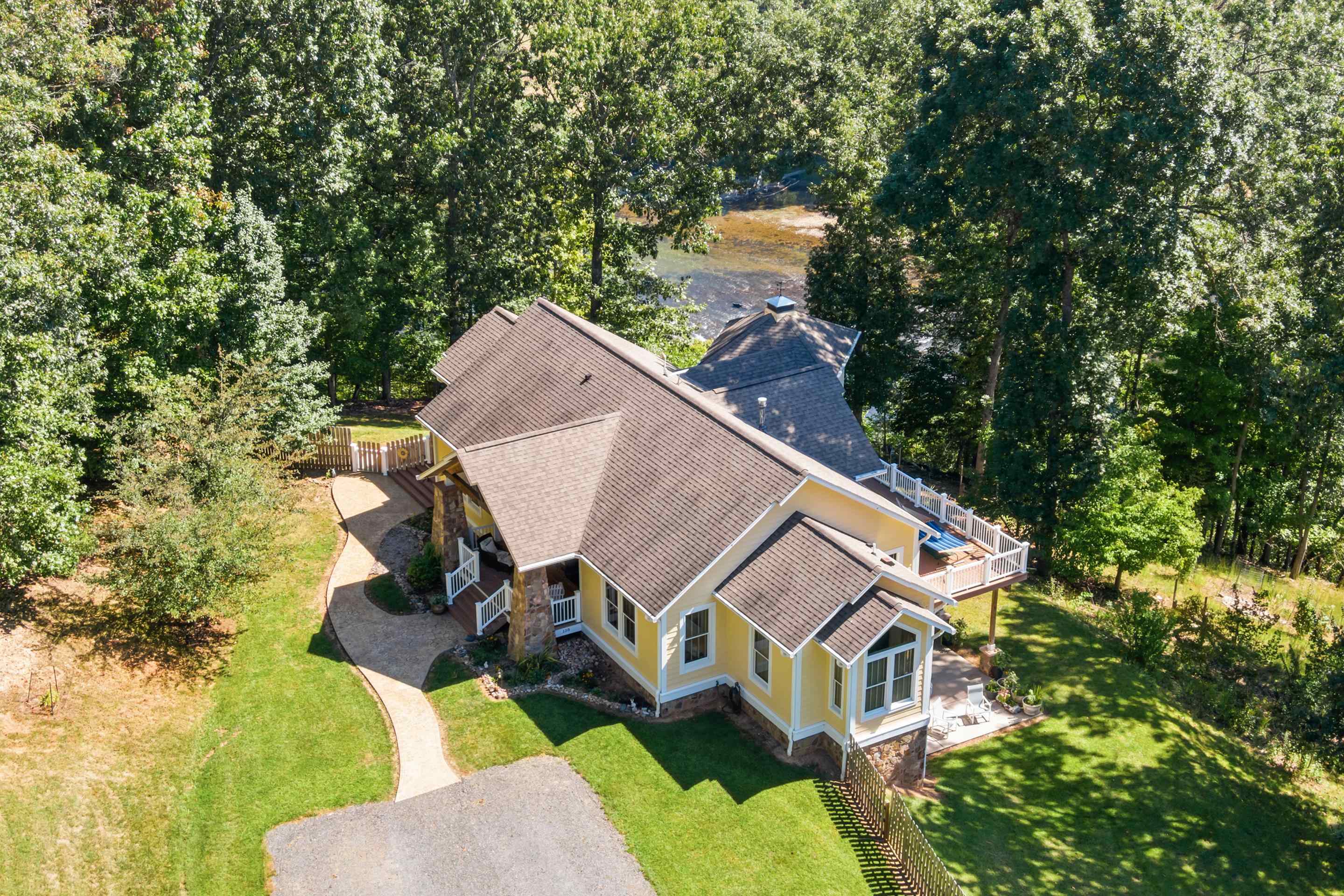 138 RIDGELAND Drive