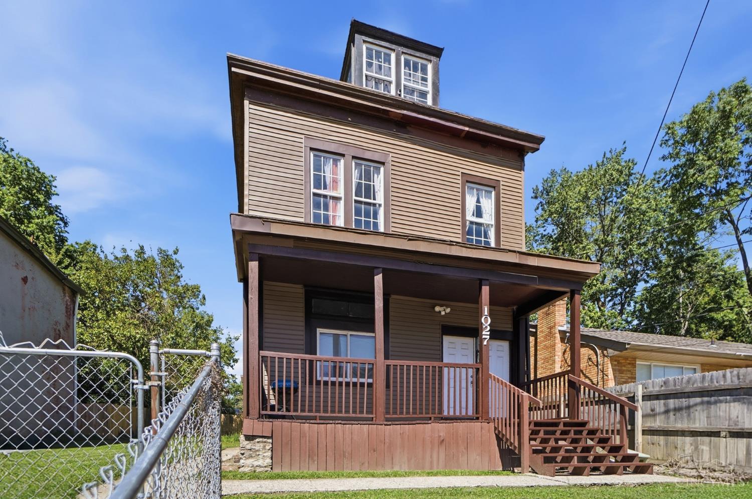 1027 Winfield