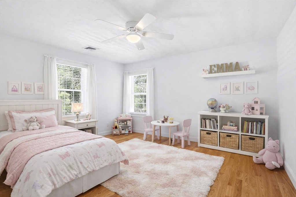 8 Winterberry Ln