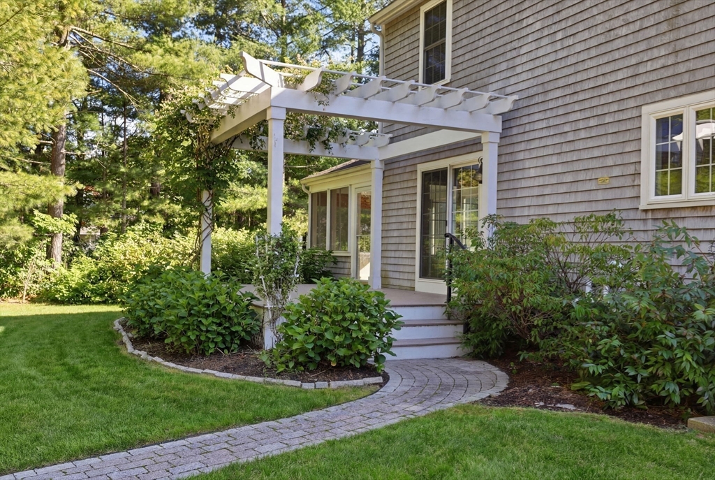 8 Winterberry Ln