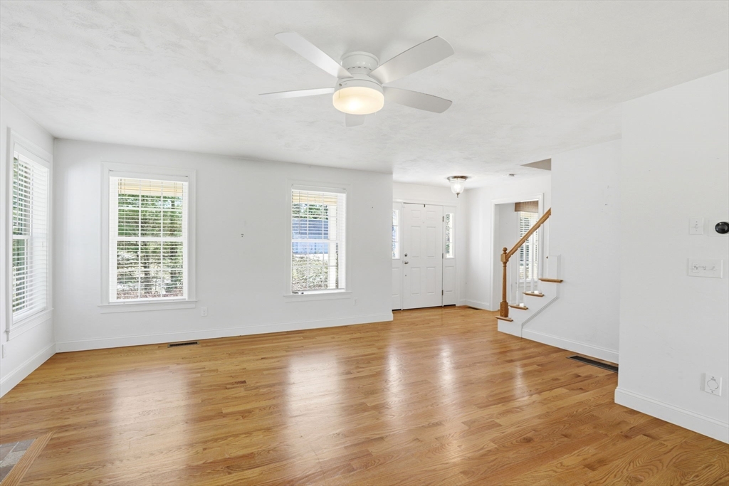8 Winterberry Ln