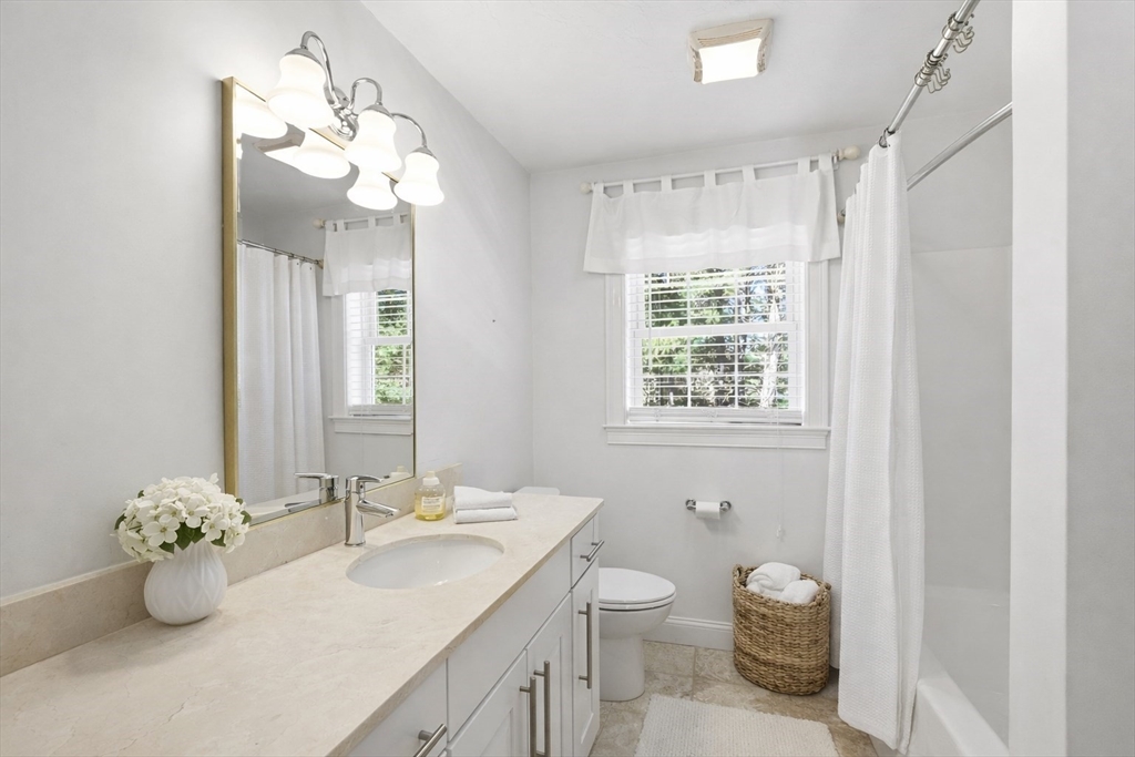 8 Winterberry Ln