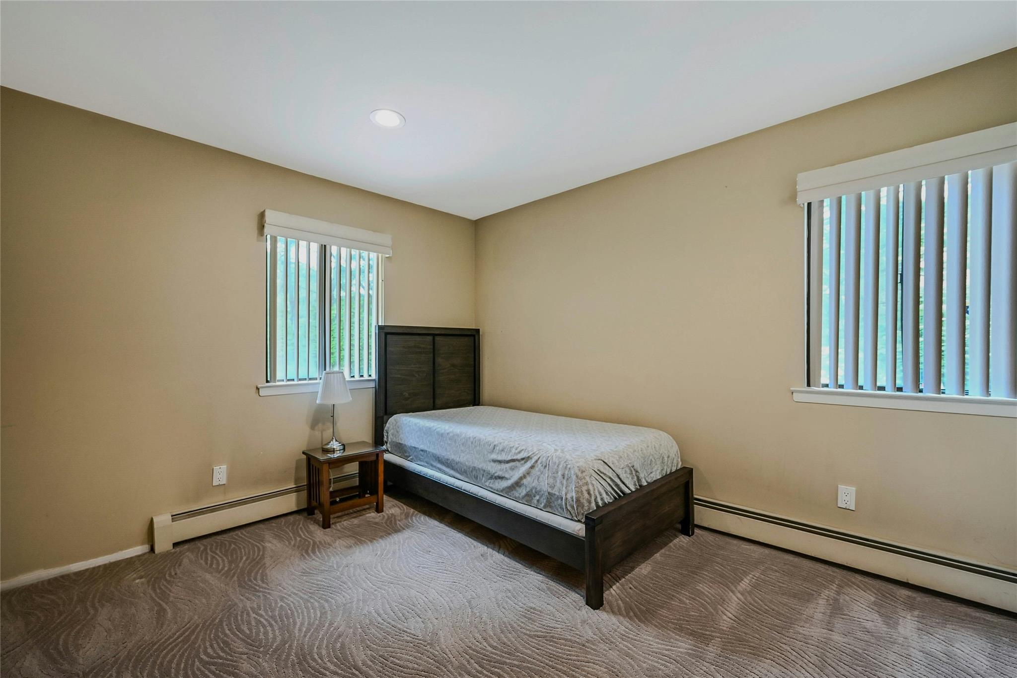 160 Coachman Place E