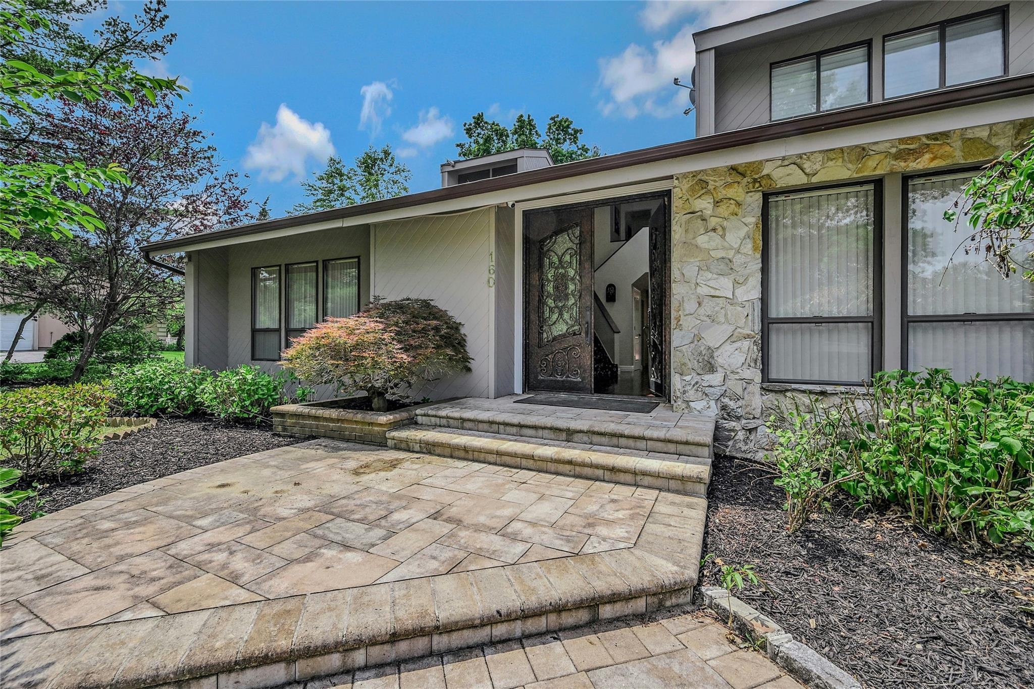 160 Coachman Place E