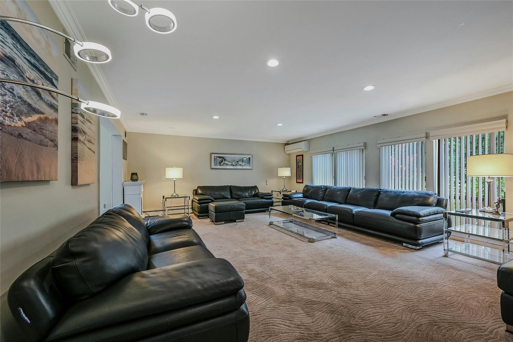160 Coachman Place E