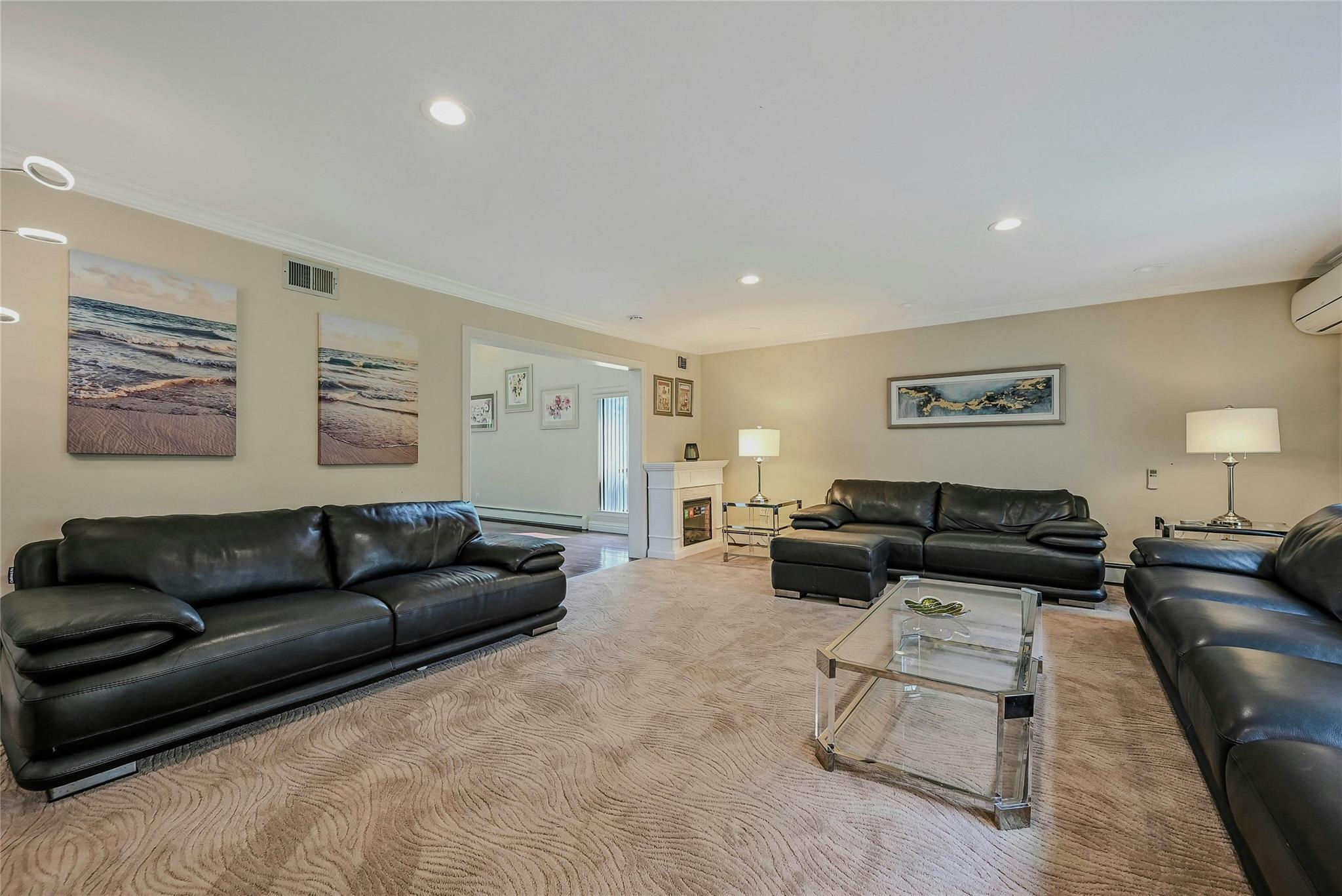 160 Coachman Place E