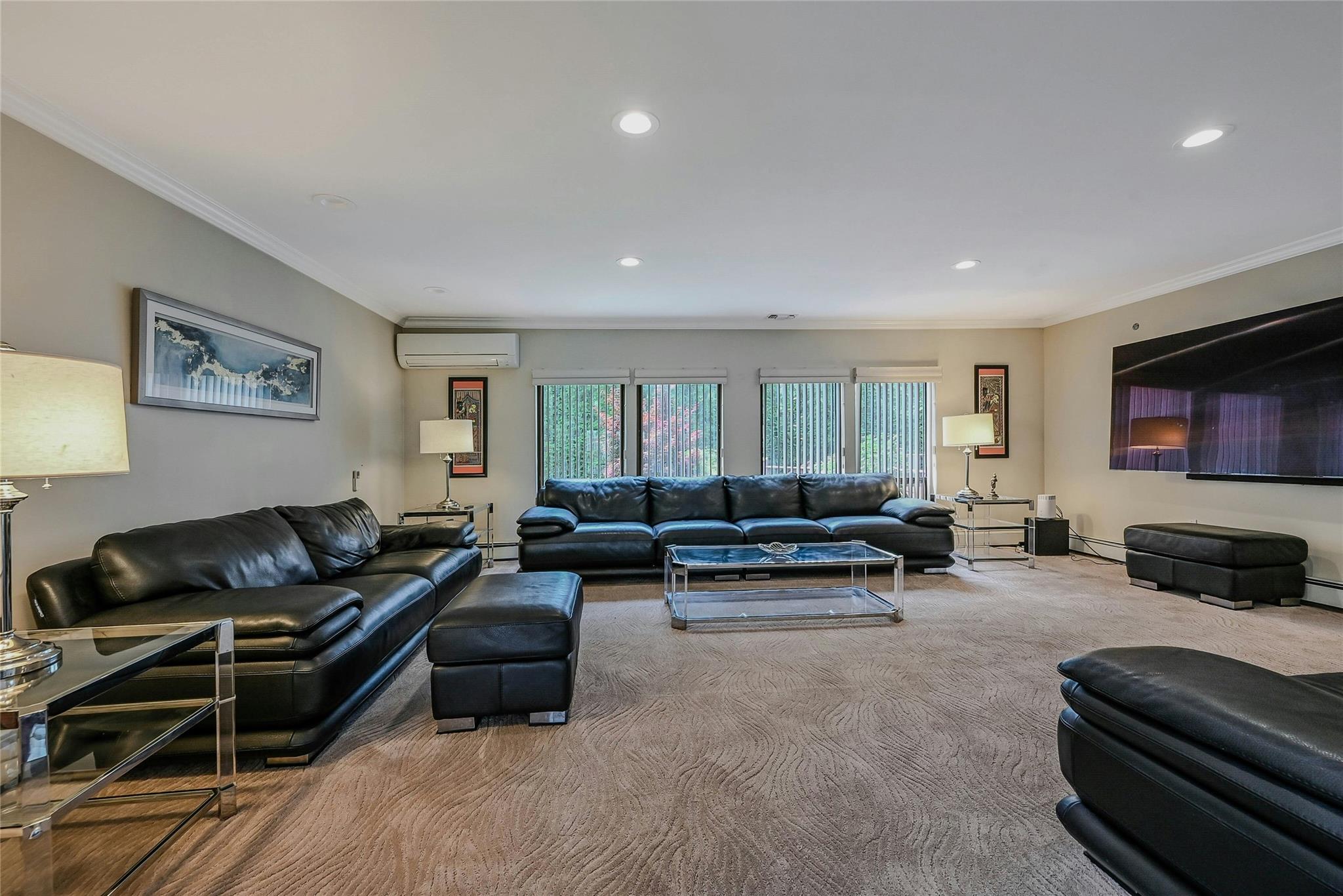 160 Coachman Place E