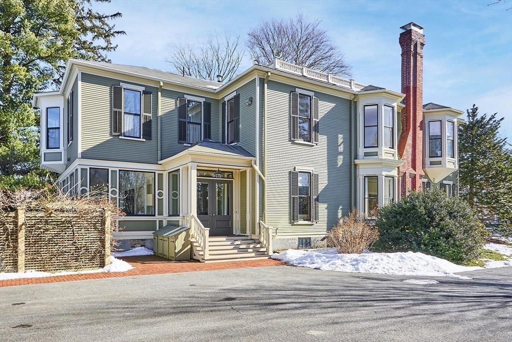 350 Main St