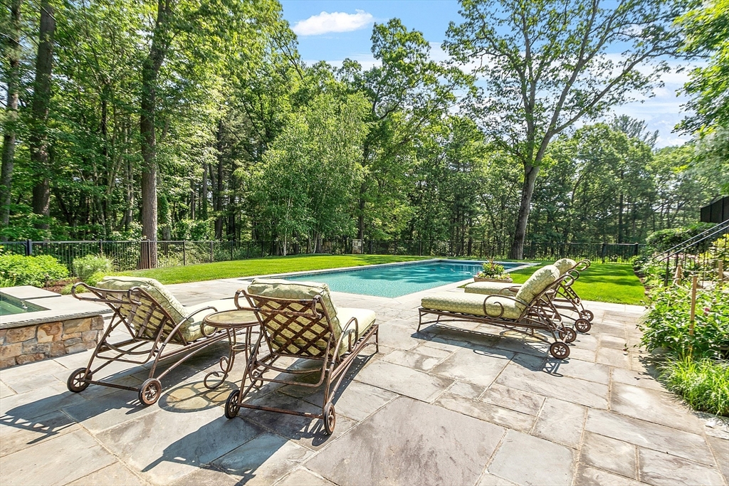 76 Red Coat Ln