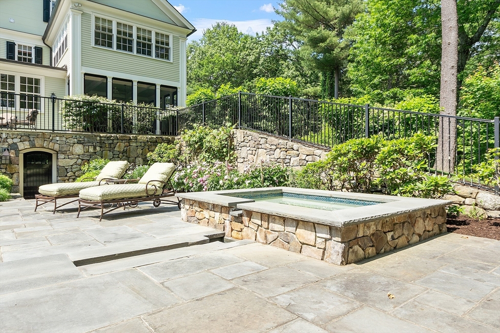76 Red Coat Ln