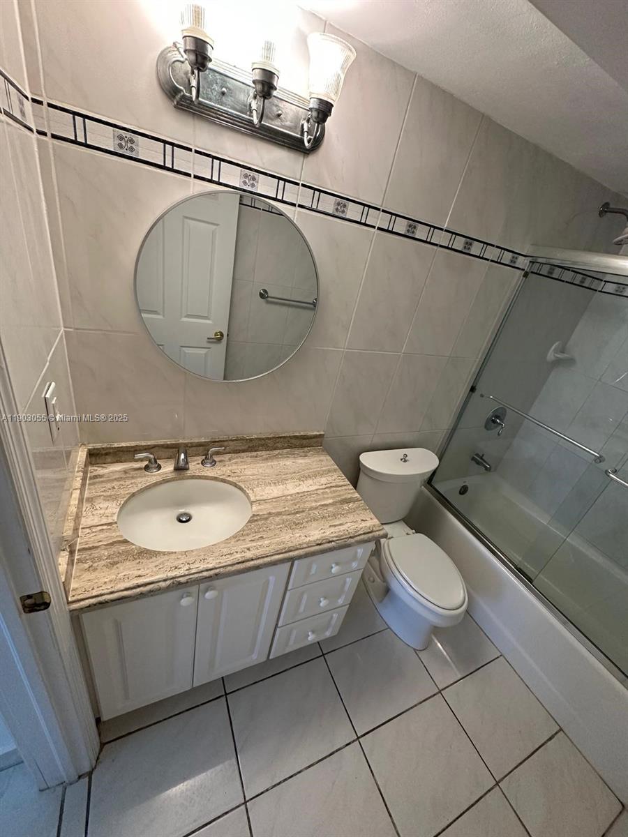 8411 NW 8th St # 204, Miami Unit: 204