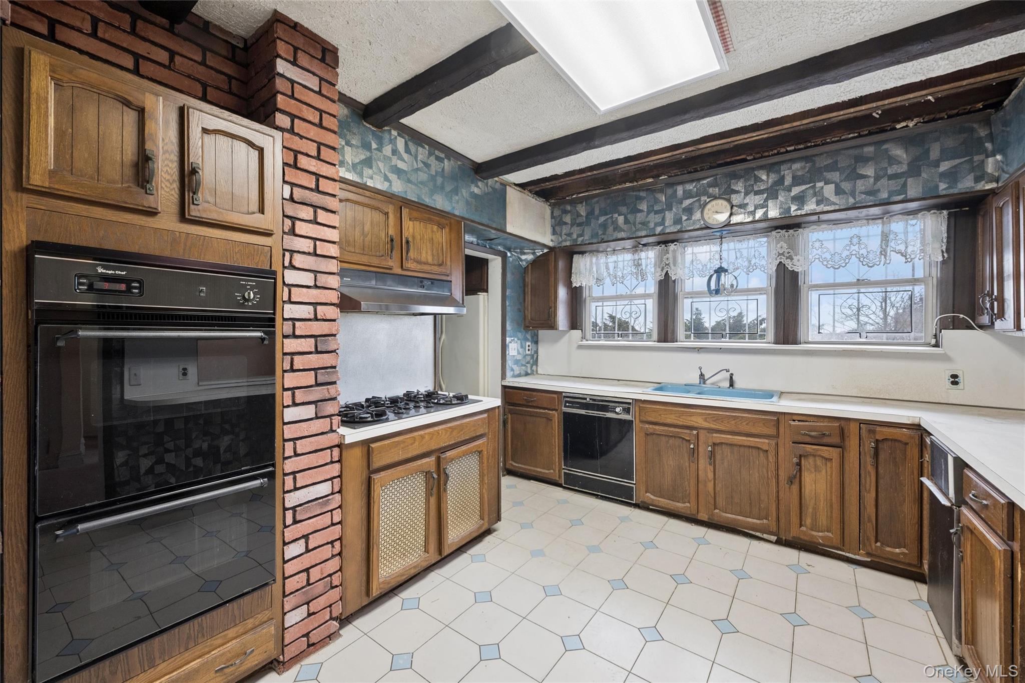 193-12 Foothill Avenue