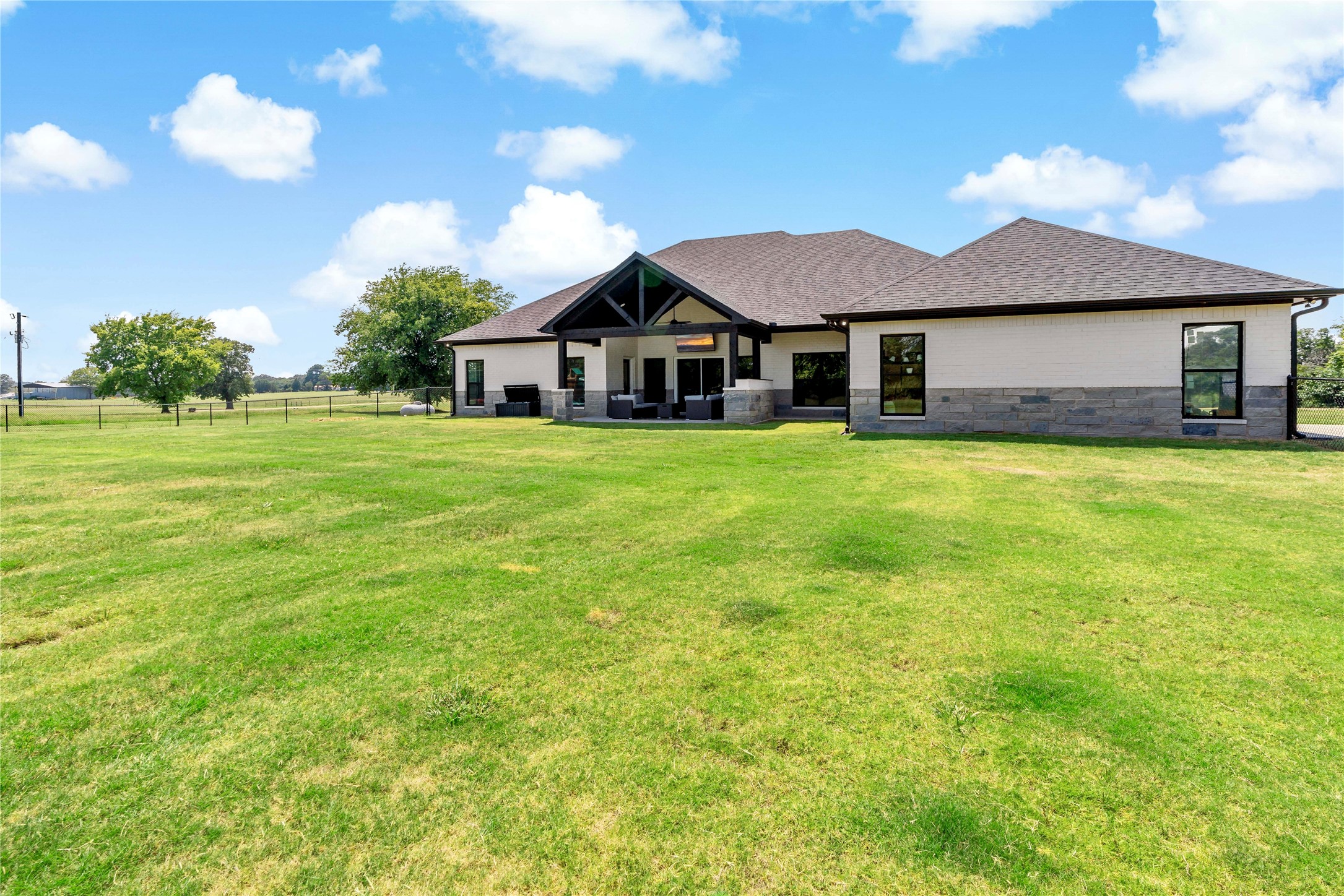 1226 Farm Road 196 N