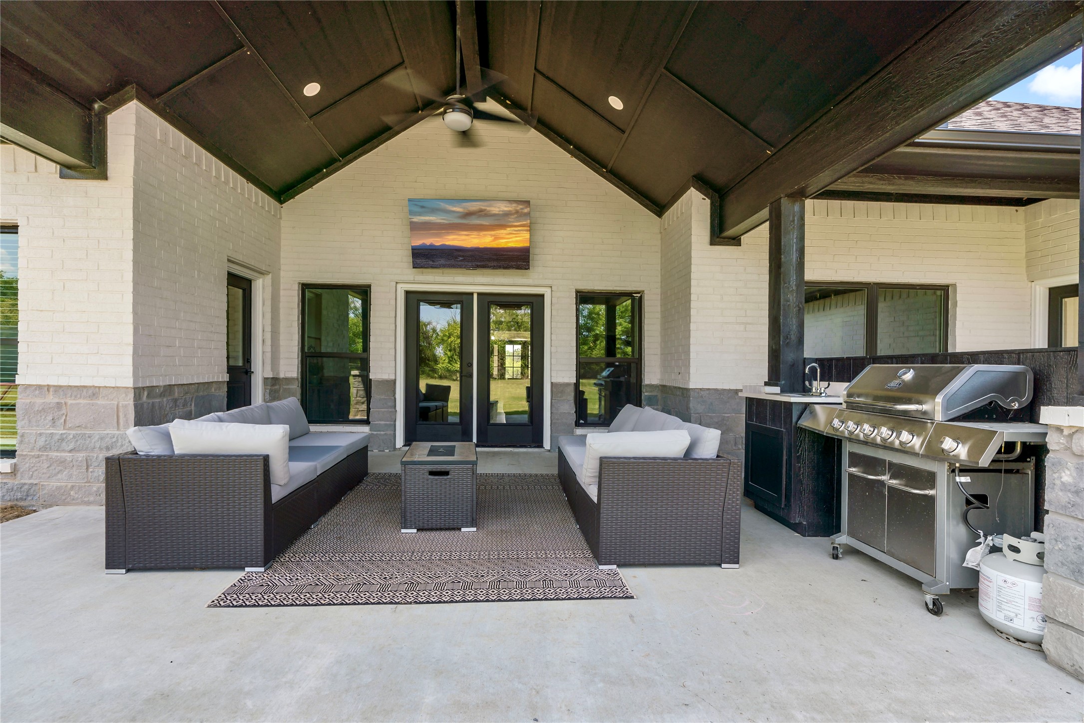 1226 Farm Road 196 N