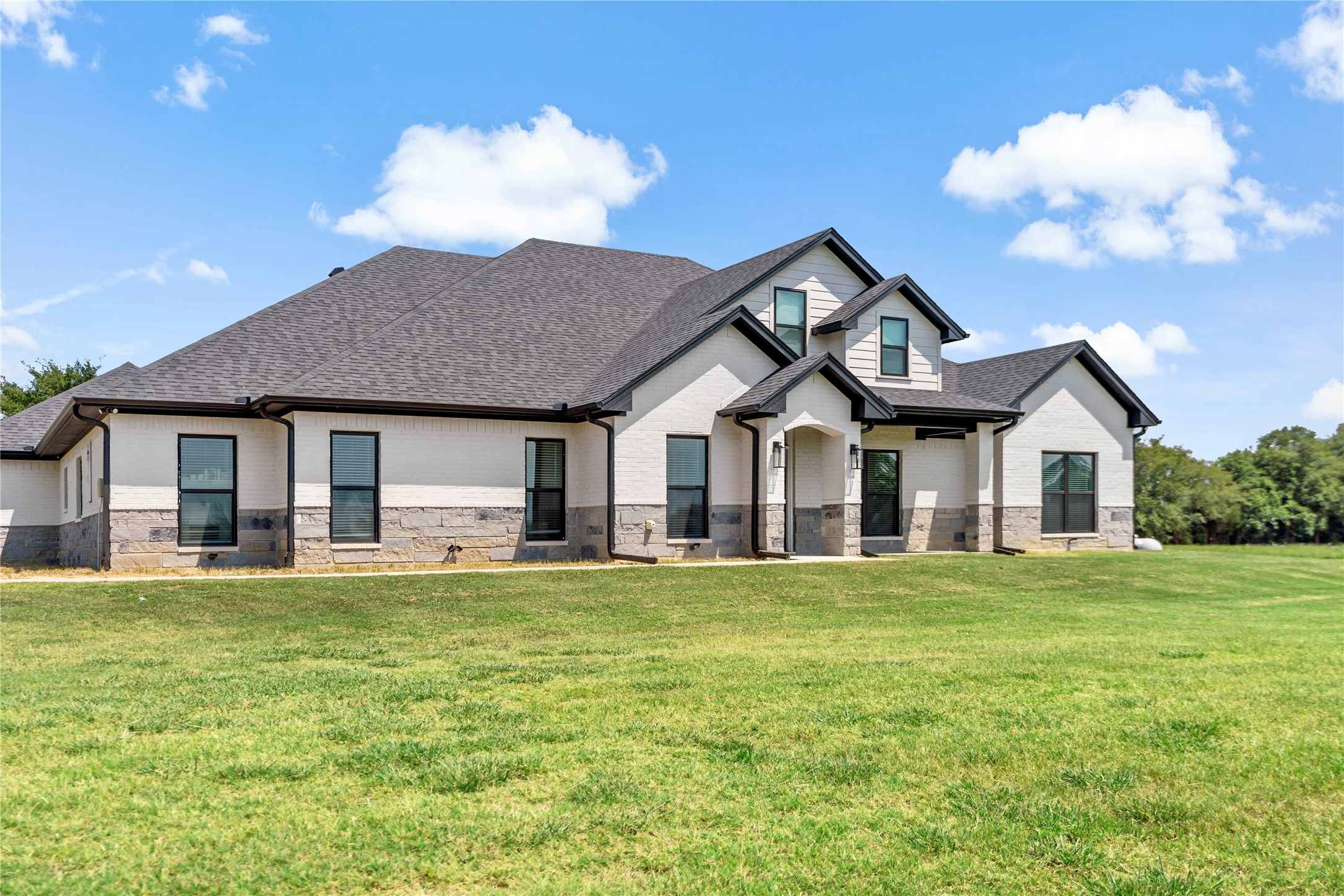 1226 Farm Road 196 N