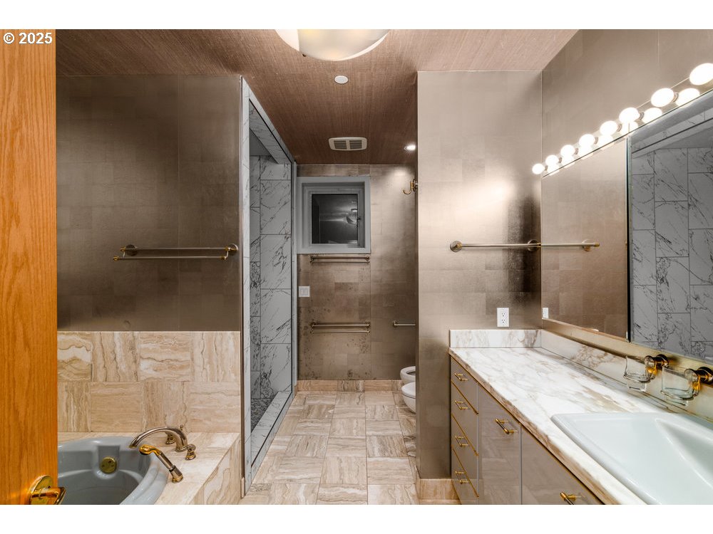 2020 SW MARKET STREET DR 102