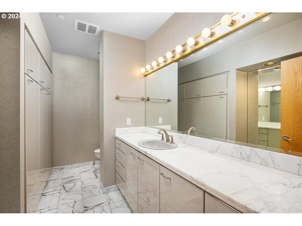 2020 SW MARKET STREET DR 102