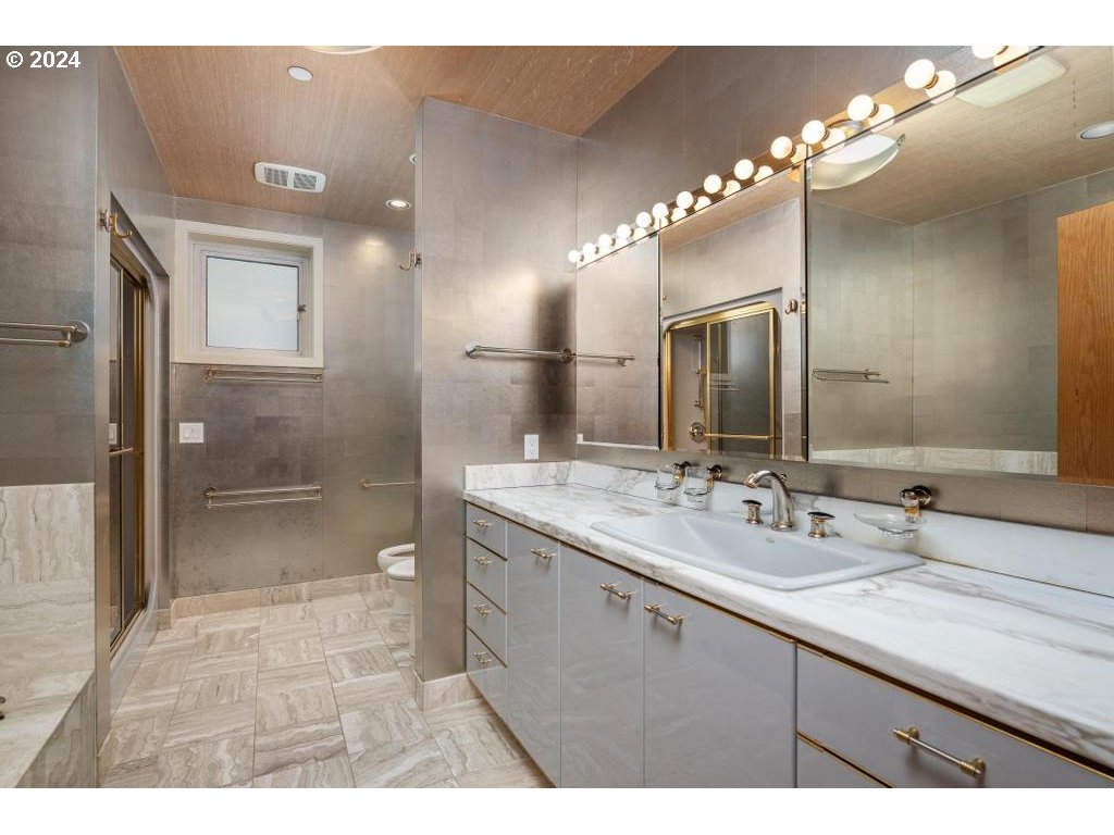 2020 SW MARKET STREET DR 102