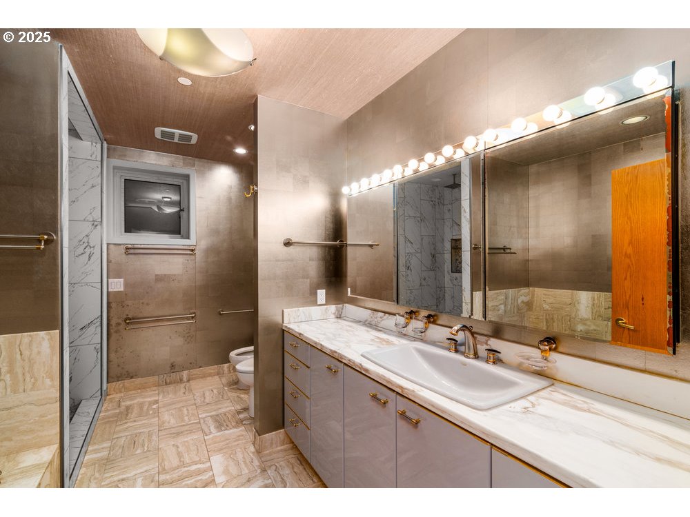 2020 SW MARKET STREET DR 102