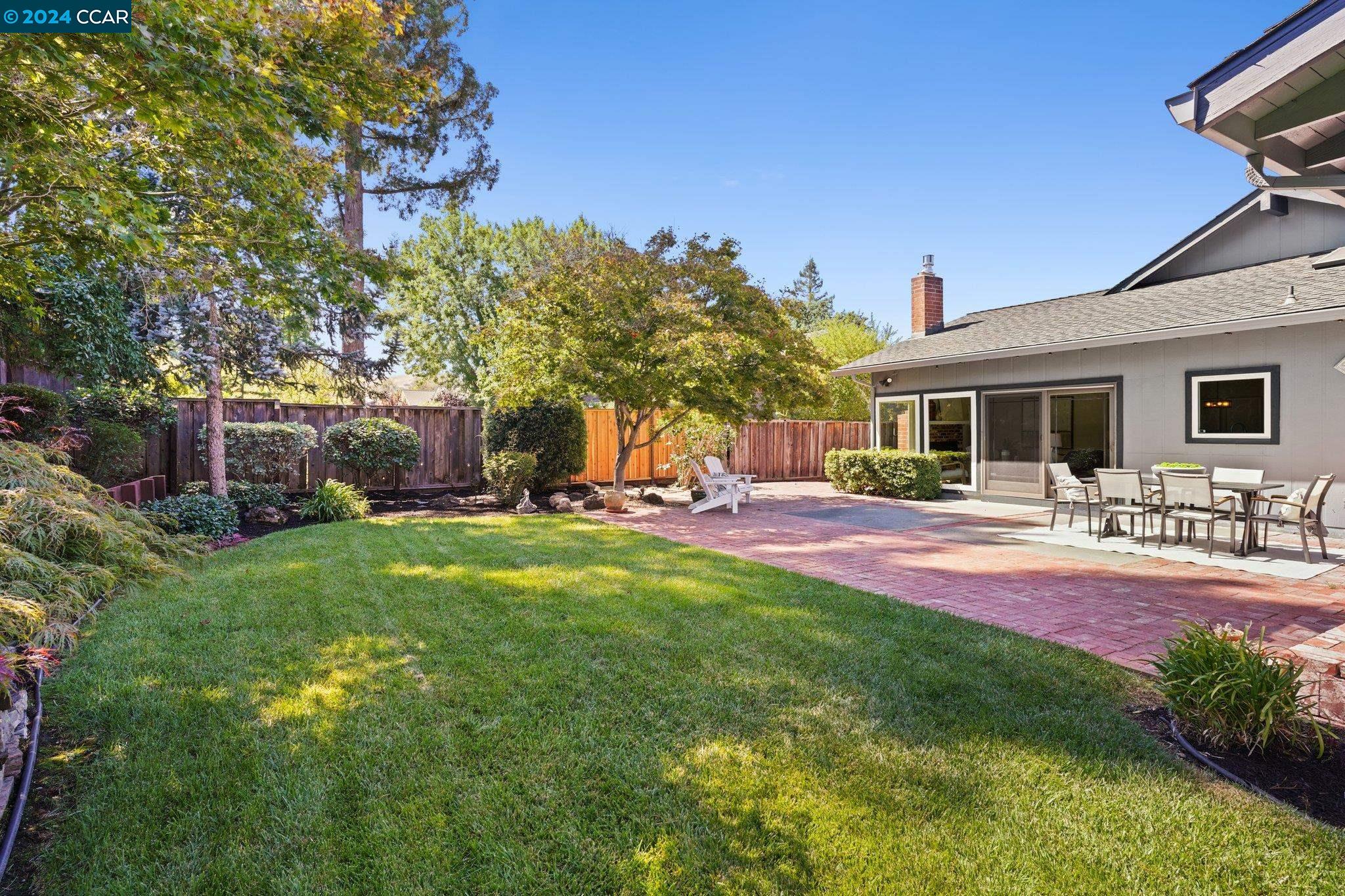 17 Leeds Ct W