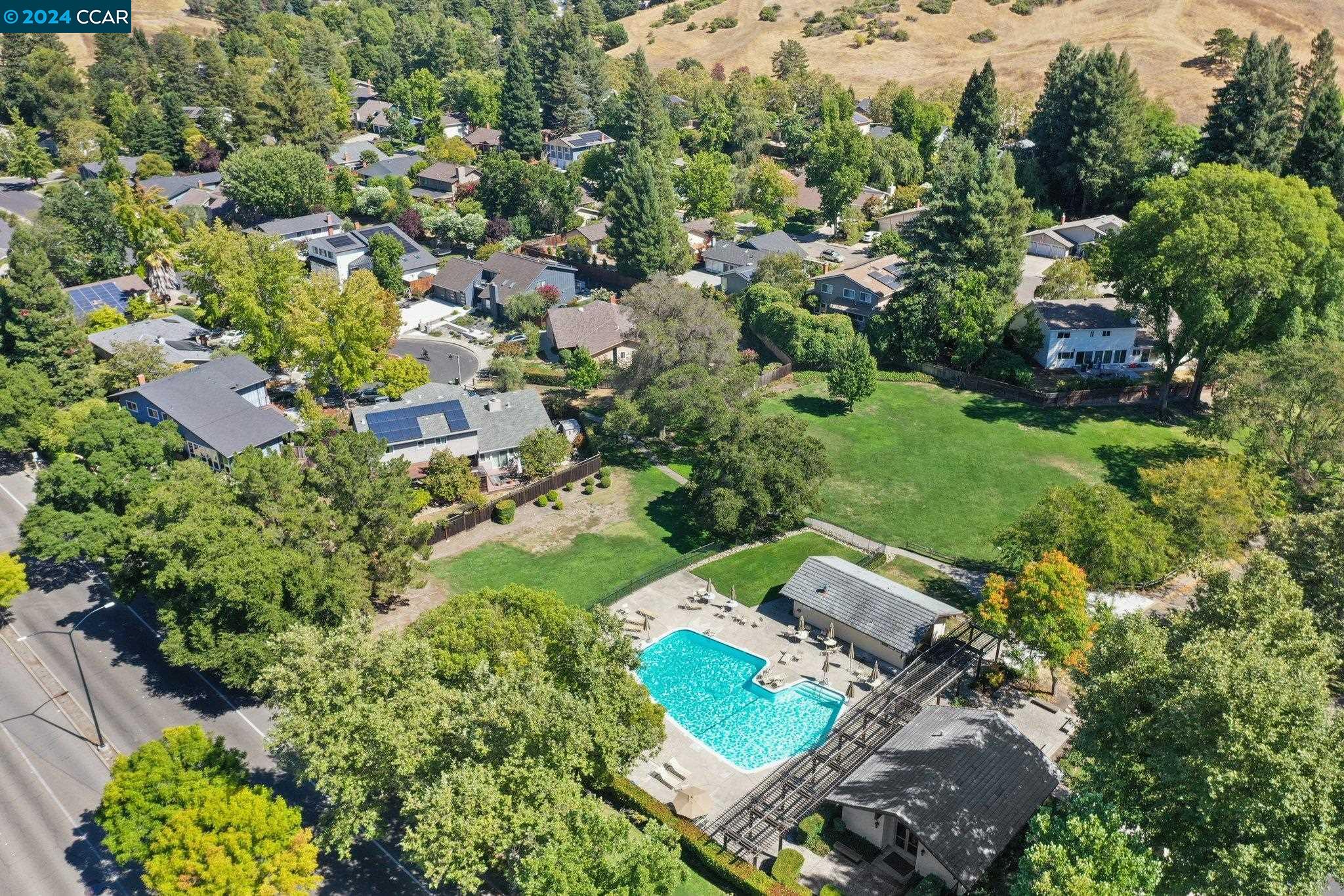 17 Leeds Ct W