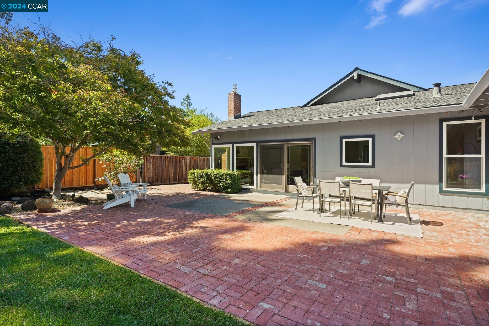 17 Leeds Ct W