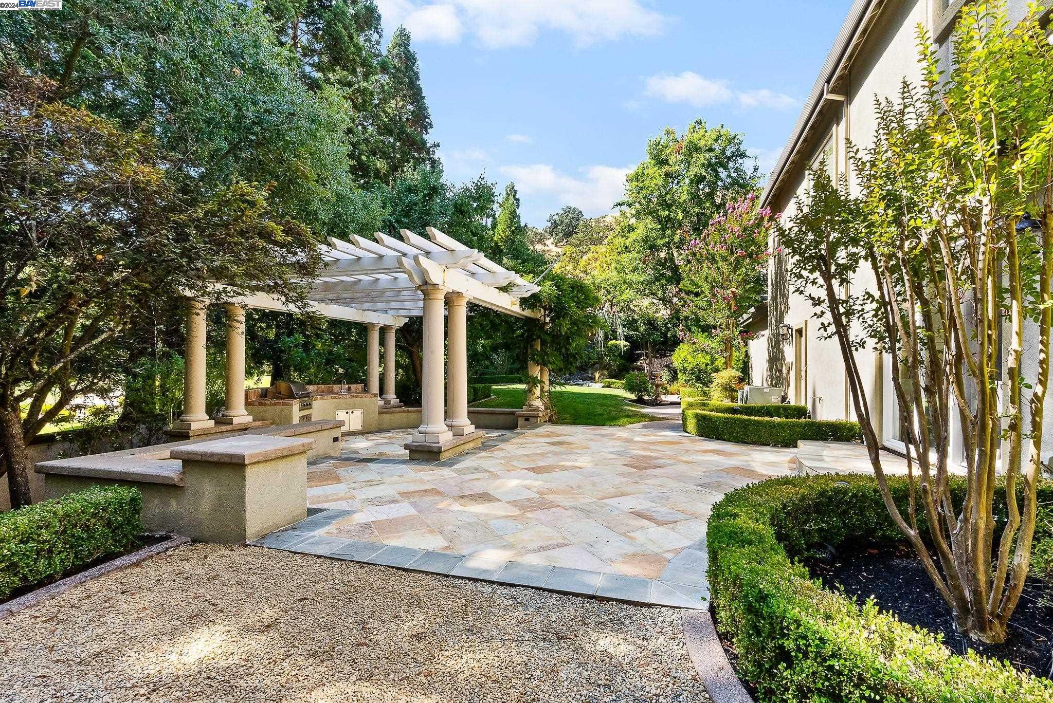 10 Pepperwood Ln