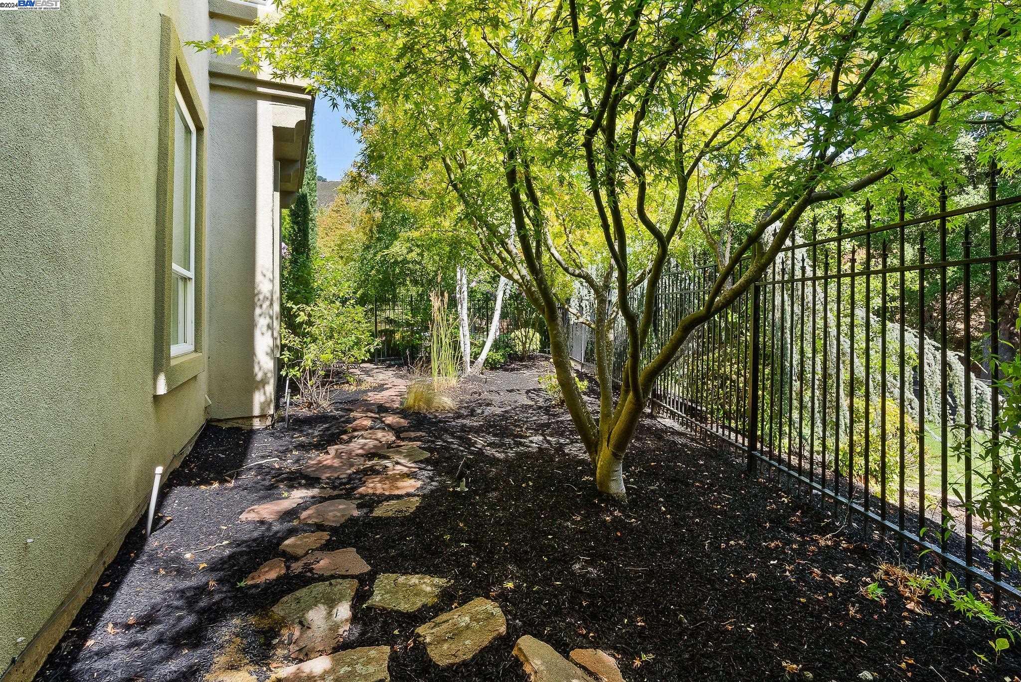 10 Pepperwood Ln