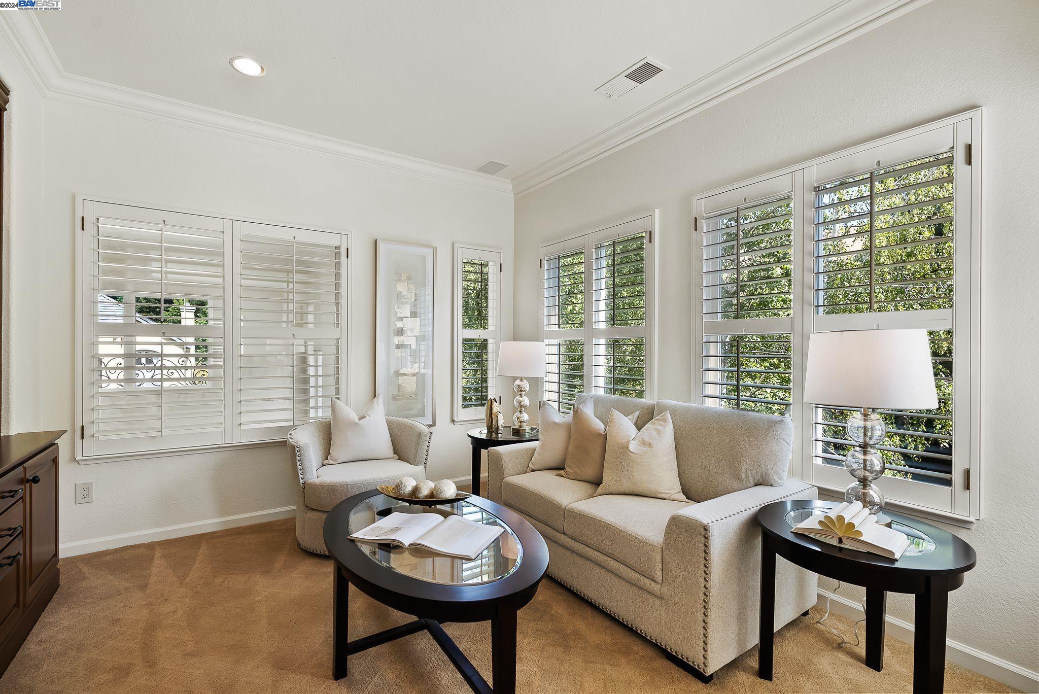 10 Pepperwood Ln
