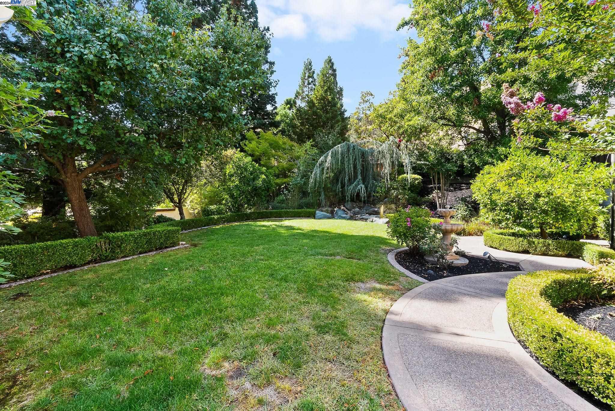 10 Pepperwood Ln