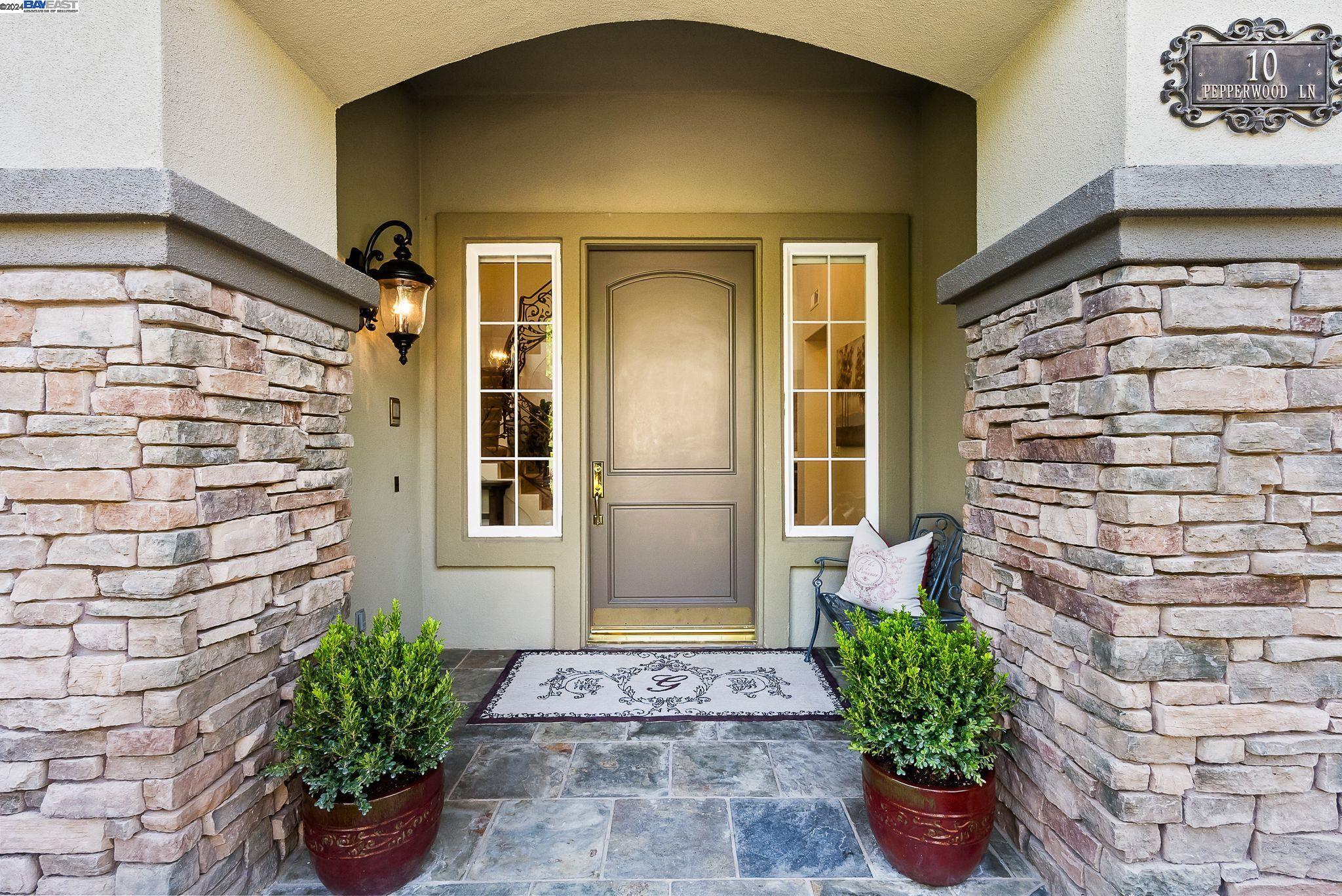 10 Pepperwood Ln