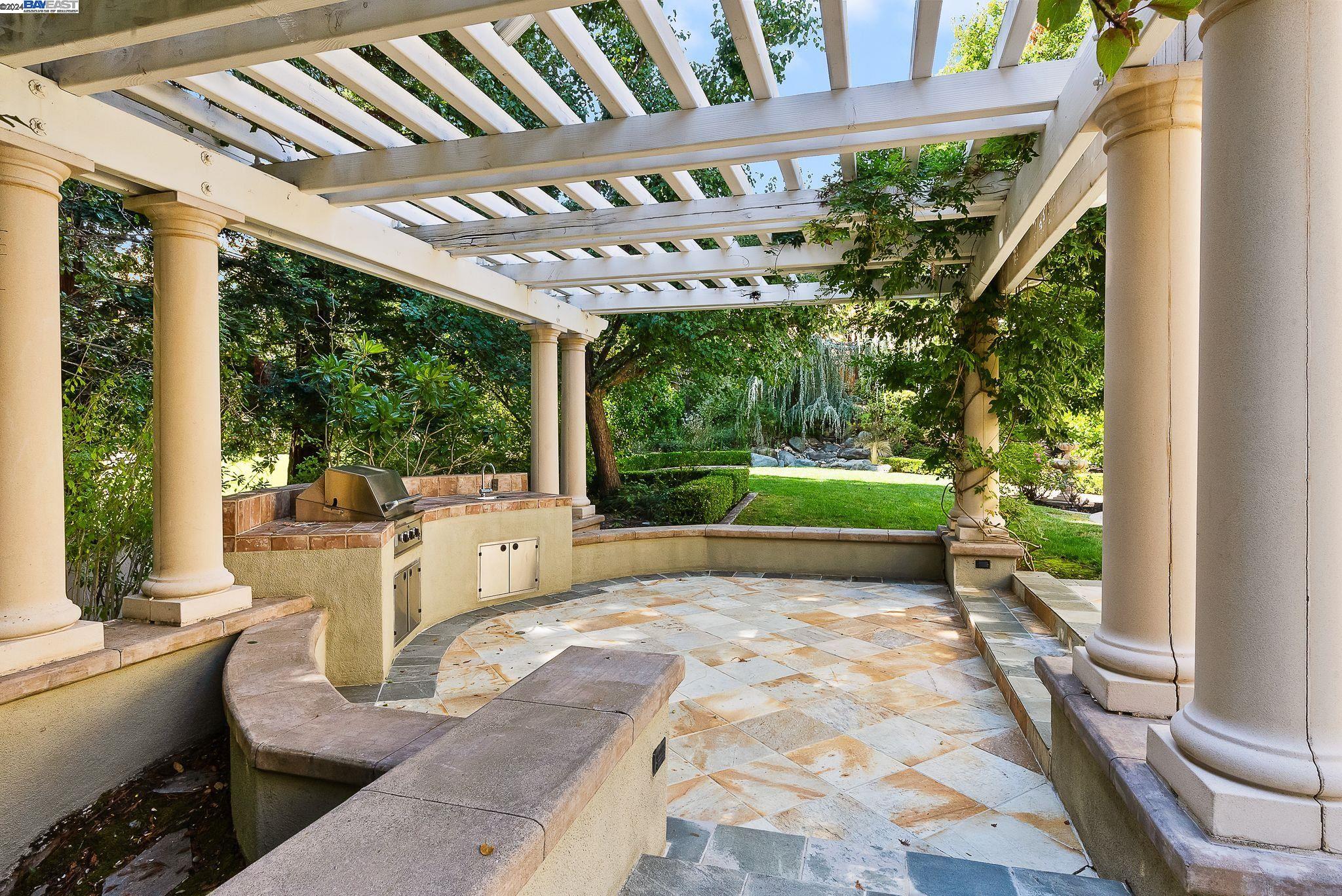 10 Pepperwood Ln