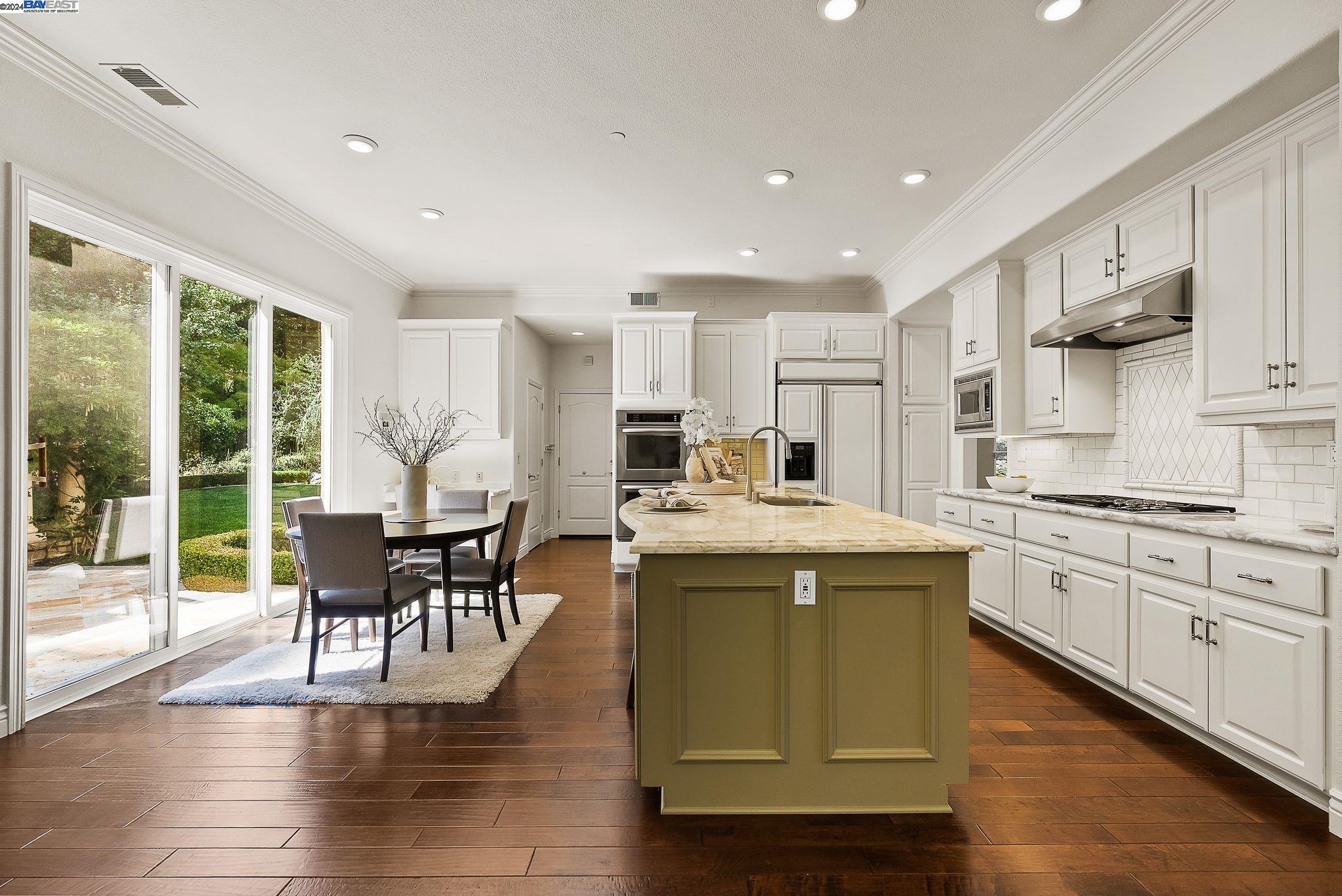 10 Pepperwood Ln
