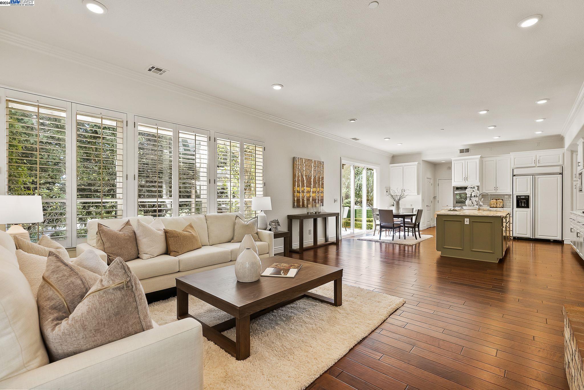 10 Pepperwood Ln