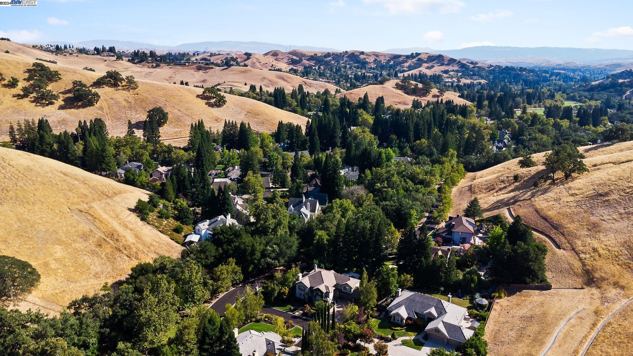 10 Pepperwood Ln