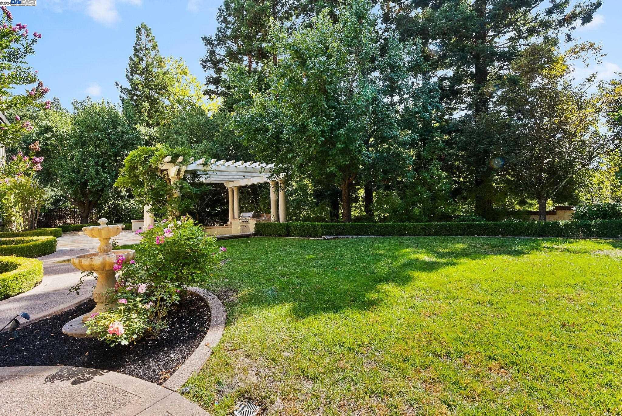 10 Pepperwood Ln