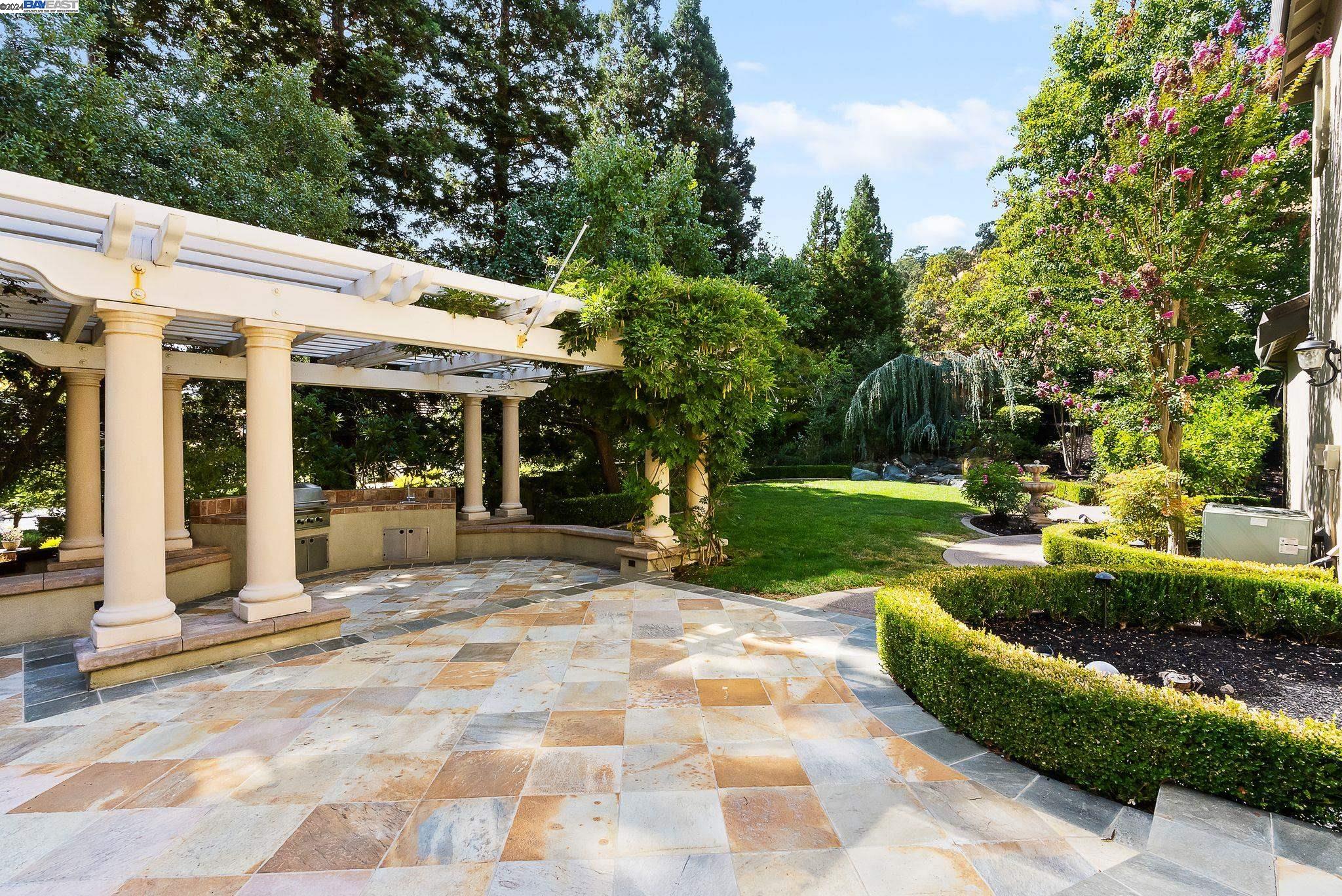 10 Pepperwood Ln